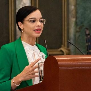 Viengsay Valdés imparte conferencia en la Universidad de la Habana